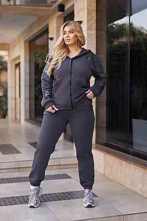 Женский спортивный костюм c нашивками 