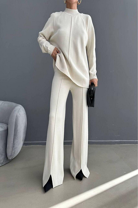 Женский базовый теплый брючный костюм двойка: свитер и штаны машинная вязка Молочный Одесса - изображение 2