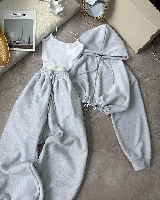 Жіночий теплий прогулянковий костюм — трійка: укорочена кофта, топ і штани в стилі оверсайз двосторонній фліс + мікродайвінг Сірий Одеса - фото 2