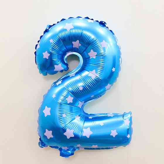 Шарик цифра 2 фольгированная со звездочками 32 дюйма голубой Киев