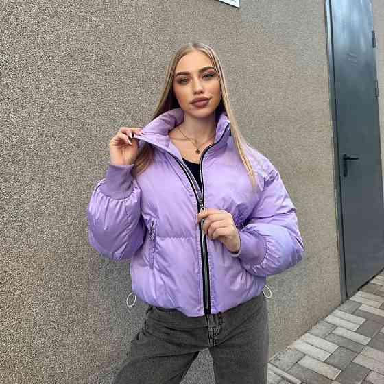 Короткая демисезонная куртка в разных цветах на молнии Лубны