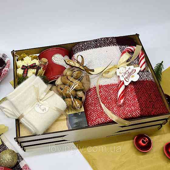 Зимний подарочный набор в эко-ящике: плед, чашка, чай, свеча, кашемировые носки Ирпень