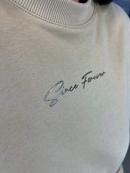 Костюм женский Joggy 8056-8057 брюки на резинке и свитшот с золотой надписью и разрезами по бокам бежевий, бежевый, XS Киев - изображение 5