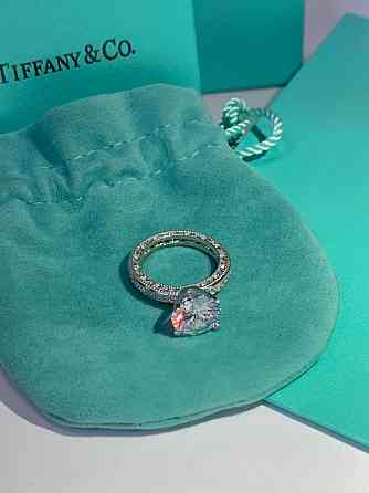 Кольцо Tiffany, серебро 925 пробы. Крупный циркон и мелкие цирконы по ребру кольца / упаковано в мешочек Одесса