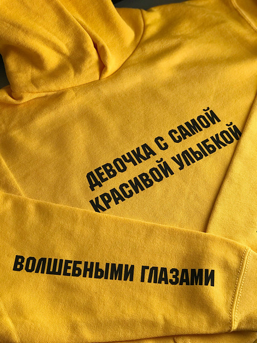 Жіноча жовта толстовка з капюшоном — Дівчинка з найкрасивішою усмішкою Чернівці - фото 1