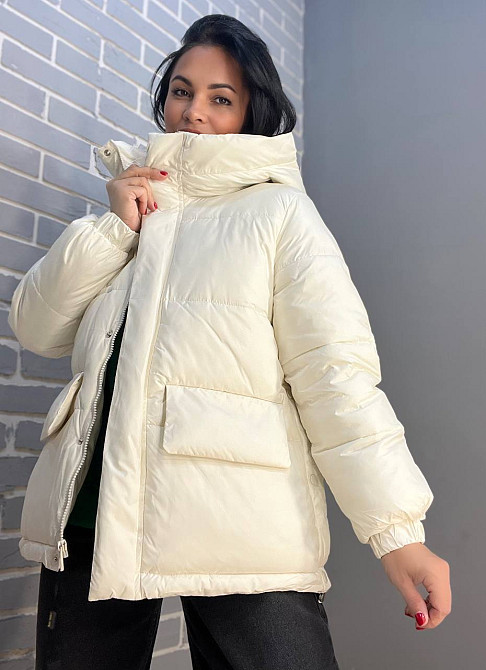 Куртка жіноча Lady Yep 9013 пуффер подовжена накладені кишені з капюшоном молочна, молочний, 44 Київ - фото 2