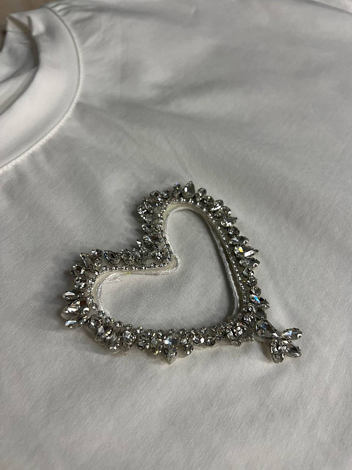 Футболка женская A-N 27009 оверсайз с вырезом в форме сердца с камнями, белый, one size Киев - изображение 7