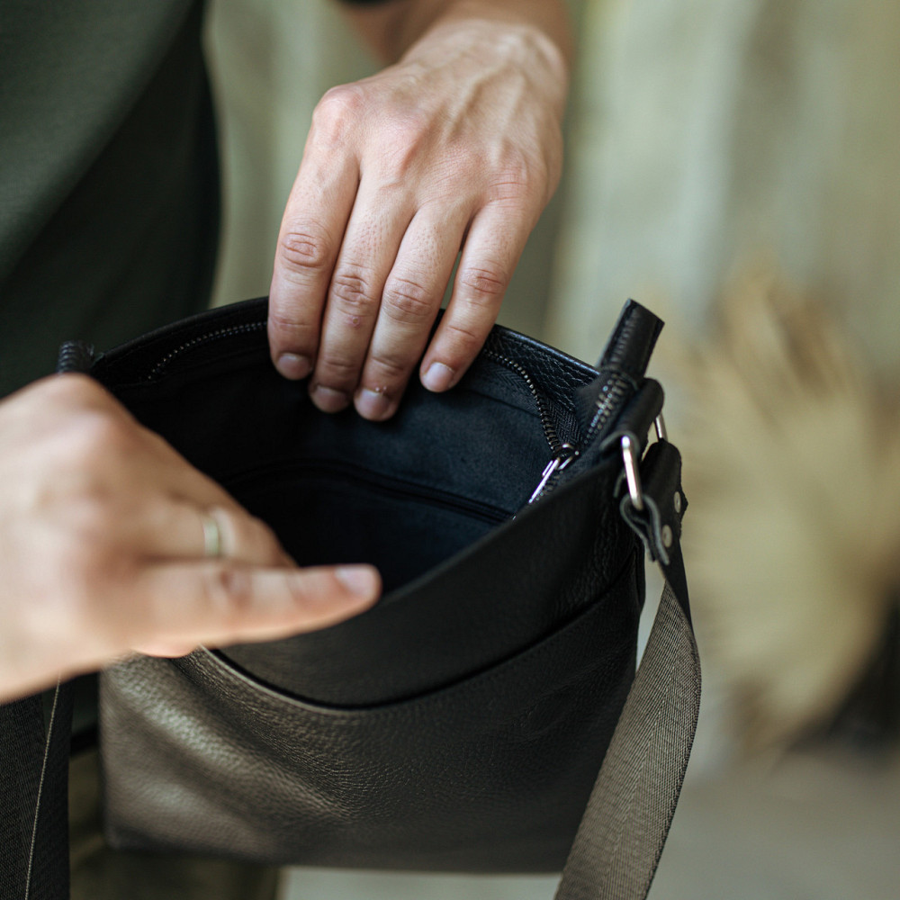 Чоловіча сумка повсякденна через плече шкіряна з клапаном містка, чорнаMasterSem Київ - фото 7