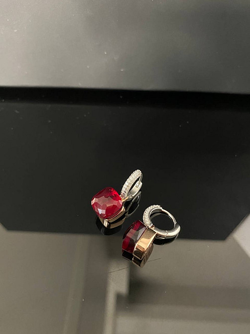 Помелато/Pomellato сережки посрібнення з одним квадратним каменем кольору бордо та дрібними цирконами по колу Одеса - фото 2