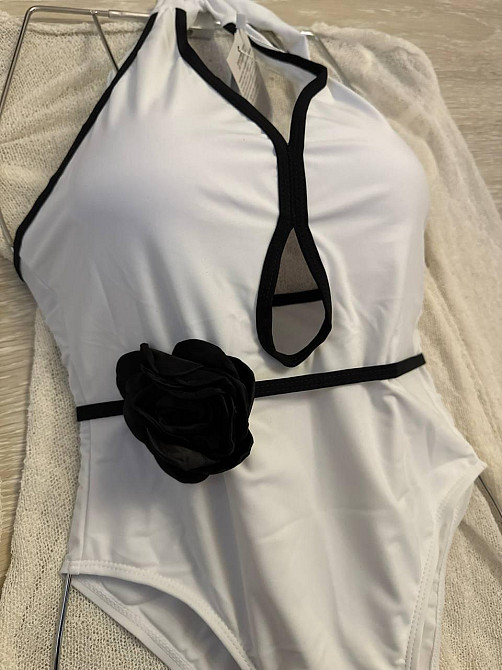 Жіночий суцільний купальник із квіткою Білий M Харків - фото 2