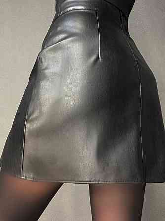 Юбка женская Gritana 956 из экокожи короткая с разрезами черная, черный, XS Киев