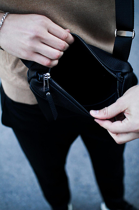 Сумка-мессенджер із натуральної зернистої шкіри, чоловіча сумка через плече (Чорна) Суми - фото 7