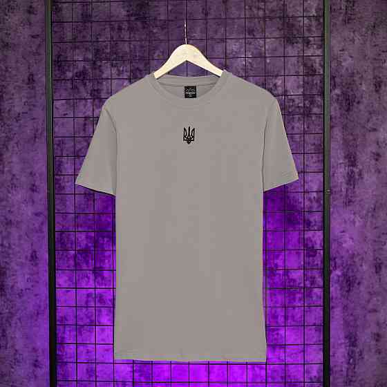 Футболка мужская однотонная стальная Pobedov Peremoga - Герб чорна вишивка Киев