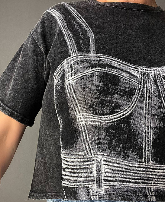 Футболка жіноча A-N 2732 варена коротка широка малюнок корсет бра, чорний, one size Київ - фото 3