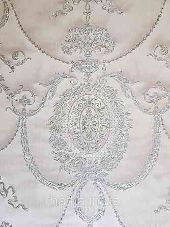 Шпалери вінілові на флізеліні Rasch Trianon Xlll 0.53х10 класика структурні вензелю розетки срібло на рожевому Київ