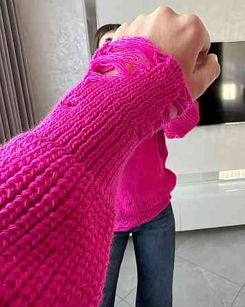 Жіночий затишний оверсайз светр з рваним ефектом машинна в'язка. Малиновий Одеса