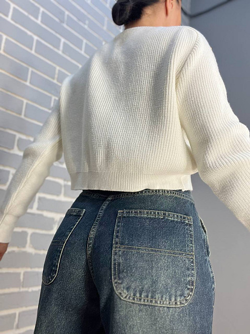 Свитер женский MIX RAY 6733 золотые пуговицы на плечах укороченный свободный, белый, one size Киев - изображение 12