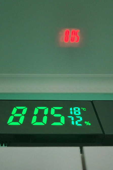 Электронные часы с проекцией времени на стену термометром будильником настольные зеркальные часы Одесса - изображение 9