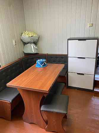 Маленький универсальный обеденный кухонный уголок ДСП с раскладным столом и пуфами 2 шт на кухню Яблоня Львов