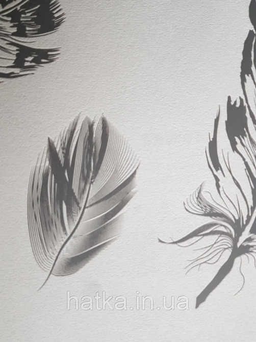 Обои виниловые на флизелине Marburg 82112 Felicita темно серые перья птиц на молочном фоне Киев - изображение 1