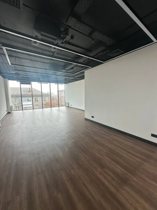 Невеликі офіси в БЦ Офіс А+ класу в центрі міста. З ремонтом (без меблів) Свіжа будівля, своя система опалення, чіллір фанкойл, дубльовані ліфти, сист Дніпро - фото 3