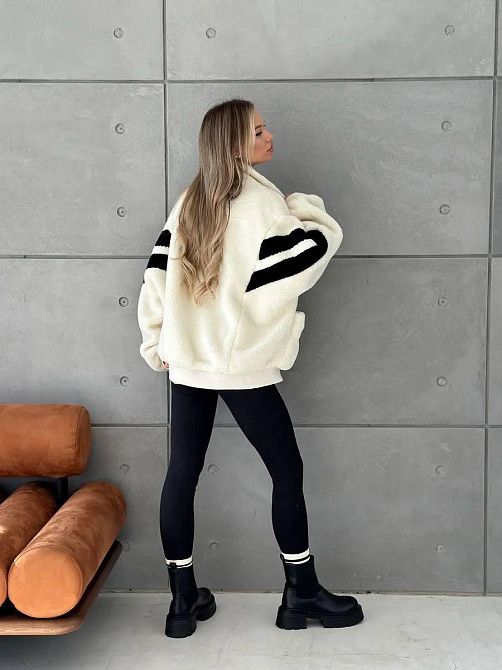 Жіноча тепла оверсайз куртка-бомбер букле на підкладці Молочний Одеса - фото 6