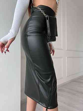 Кожаная юбка миди с разрезом 