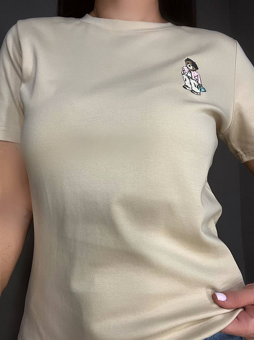 Футболка жіноча A-N 26001 базова однотонна з невеликою вишивкою ведмедик попереду середня довжина one size, бежевий, one size Київ - фото 3