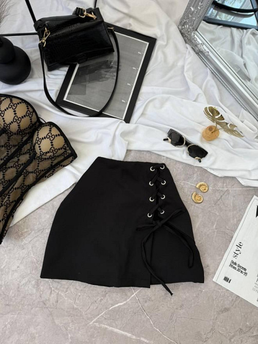 Жіноча міні спідниця-шорти з асиметричним кроєм і боковою шнурівкою костюмка Одеса - фото 8