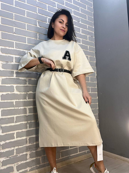 Платье женское A-N 2506 длинное оверсайз разрез со стороны нашивка впереди буква 