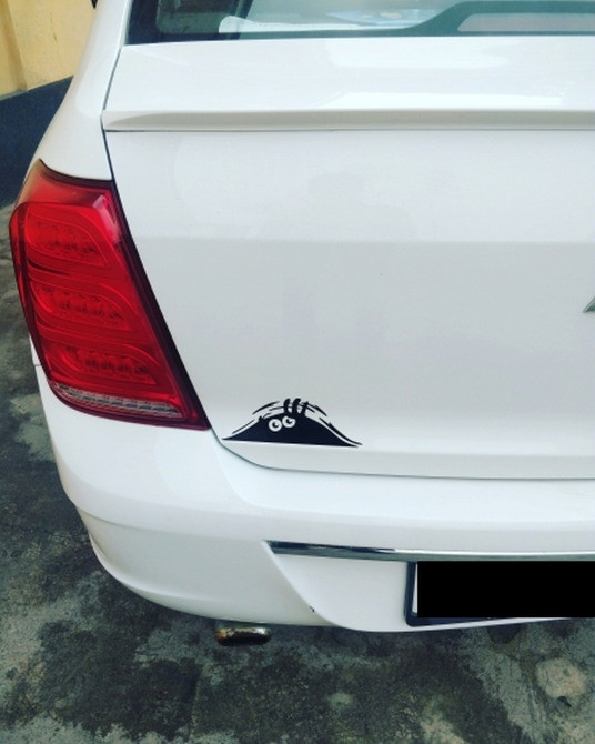 Наклейка на авто или мото Подглядывает Чёрная Киев - изображение 4