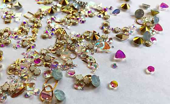 Стрази Swarovski мікс різні розміри і форми + формочки різних форм (1400 шт) АВ , бріліант і лілові. Київ