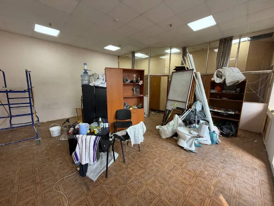 Військових пустять приміщення в центрі міста, 2 поверх, 5 кімнат був Хостел. 3 с\в і 3 душових, Після ремонту ( зараз залишилось постелити лінолеум і  Дніпро - фото 4