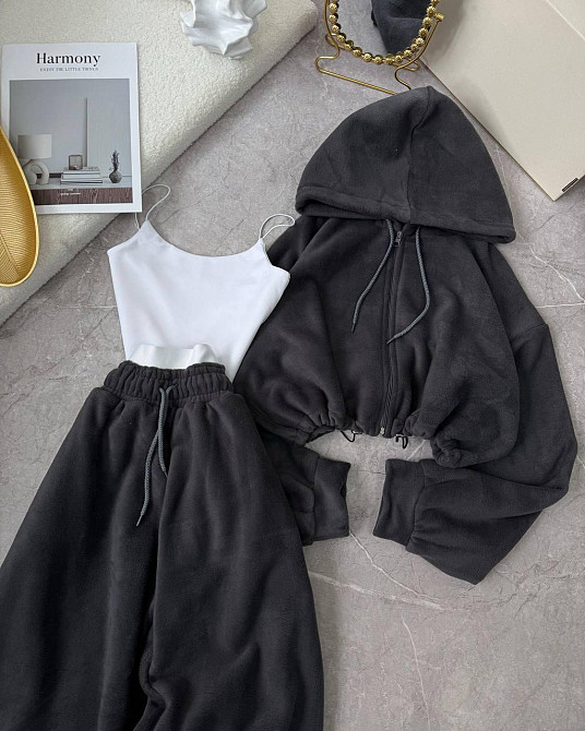 Жіночий теплий прогулянковий костюм — трійка: укорочена кофта, топ і штани в стилі оверсайз двосторонній фліс + мікродайвінг Графі Одеса - фото 4