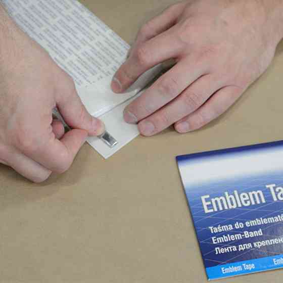 Стрічка клейка для монтажу емблем 