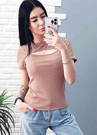 Футболка с вырезом 