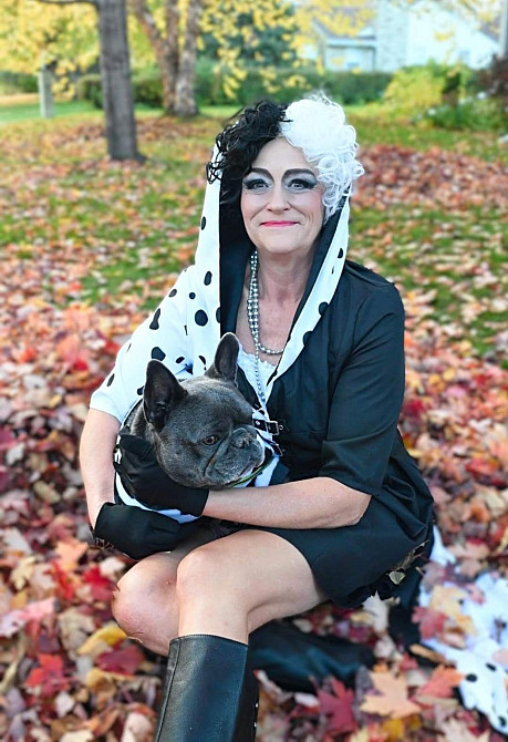 Коротка жіноча кучерява перука Круелла Де Віль Чорно-біла, термостійка, на Хелловін, косплей, корпоратив Topcosplay Київ - фото 5