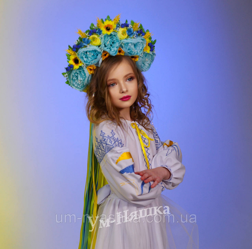 Детское вышитое платье с ласточками 