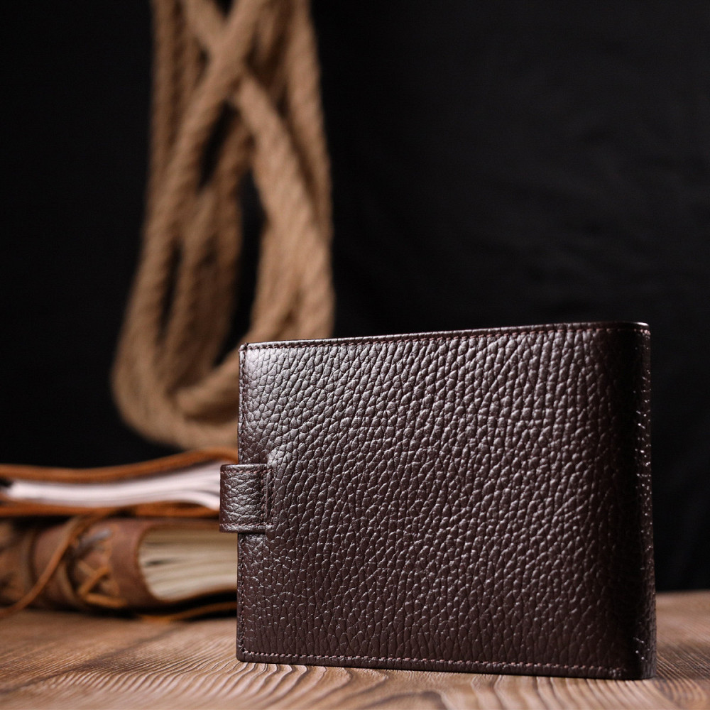 Вместительное мужское портмоне с хлястиком из натуральной кожи KARYA 21081 Коричневый Киев - изображение 10