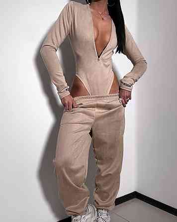 Женский стильный костюм двойка: боди и джоггеры замш на дайвинге Бежевый, 46/48 Одесса