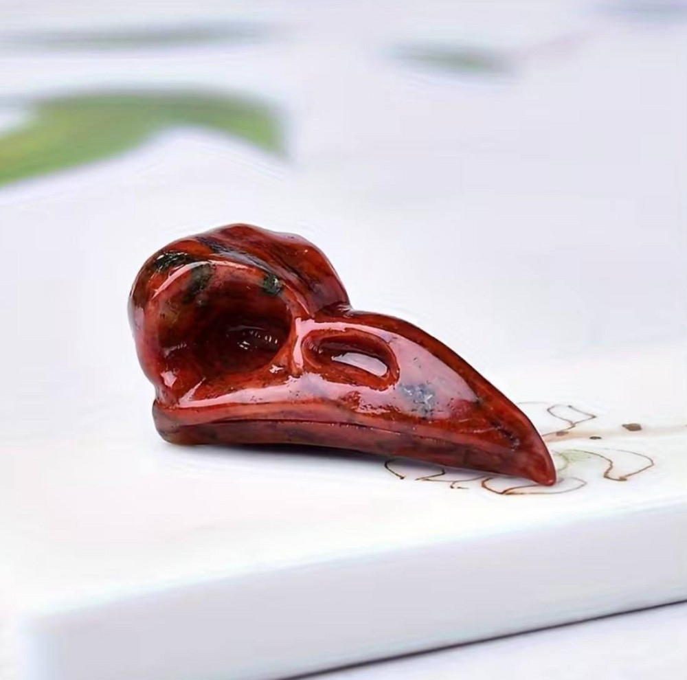 Череп ворона з червоного обсидіану 3.7–4 см декоративний камінь Київ - фото 1