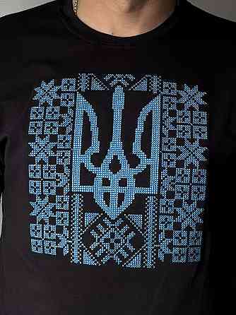 Мужская футболка вышиванка черного цвета с голубым большим трезубцем на груди Киев