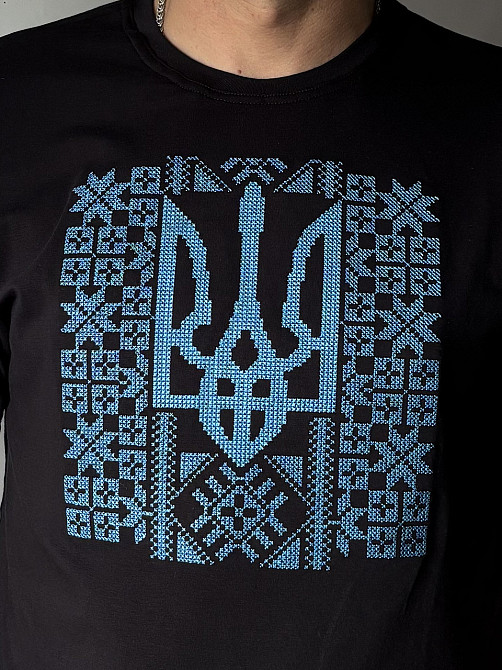 Мужская футболка вышиванка черного цвета с голубым большим трезубцем на груди Киев - изображение 2