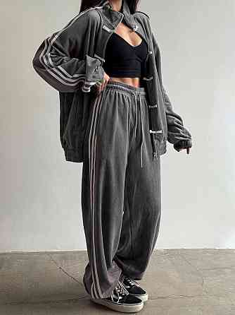 Женский костюм двойка: кофта и штаны в спортивном стиле с лампасами велюр Графит, 42/44 Одесса