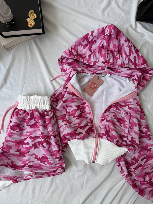 Женский принтованный костюм двойка: укороченная кофта и шорты в милитари стиле петля + рибана Одесса - изображение 4