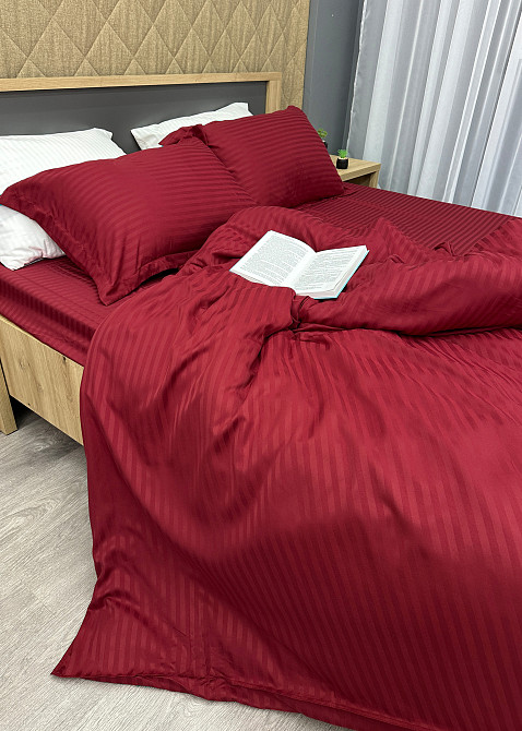 Комплект постільної білизни Страйп-сатин Сімейний з простирадлом на резинці 180х200х25, 2 підковдри 150х200, 2 наволочки 70х70 Червоний (88-225) Київ - фото 6
