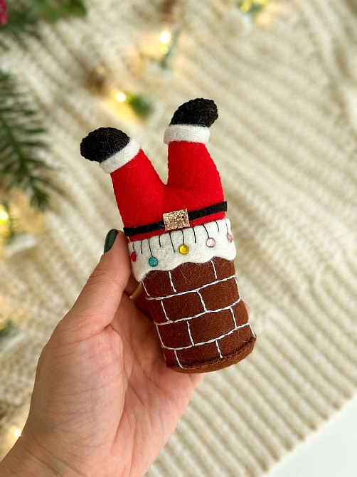 "Новорічна ялинкова прикраса з фетру ручної роботи - Санта застряг в димарі" Київ - фото 5