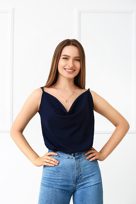 Летняя блузка на тонких бретельках 