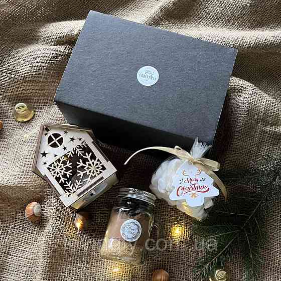 Новогодний подарок женщине с горячим шоколадом и деревянным домиком с подсветкой Ирпень