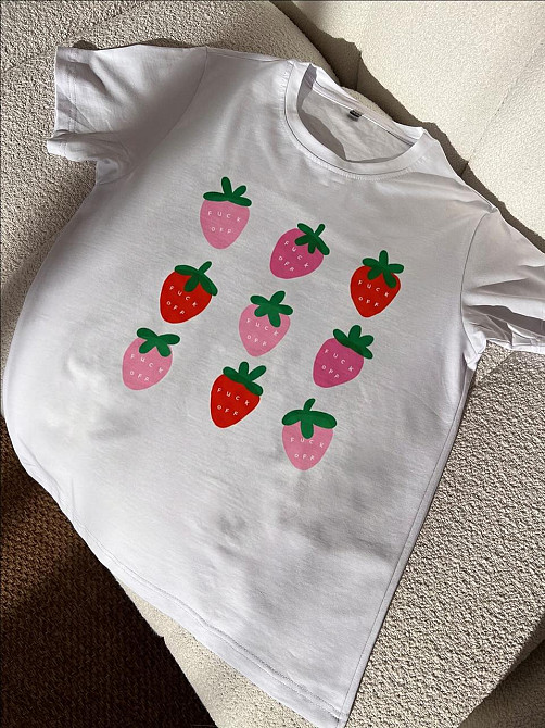 Футболка Strawberry Fuck Off – стильный принт Черный, M Черновцы - изображение 1
